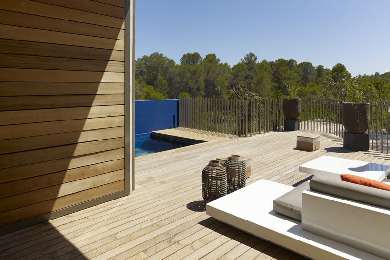 The terrace with lounge area and pool